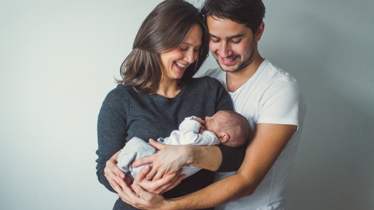 How Can Expats Acquire a Birth Certificate and Residence Visa for their Newborns?