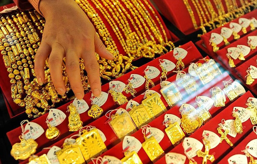 Gold Souk Abu Dhabi shops allow customers to haggle with the sales people